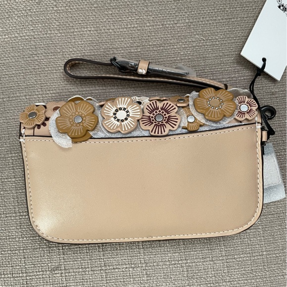 Coach 1941 wristlet clutch tea roses in colour Beechwood - Picture 7 of 16